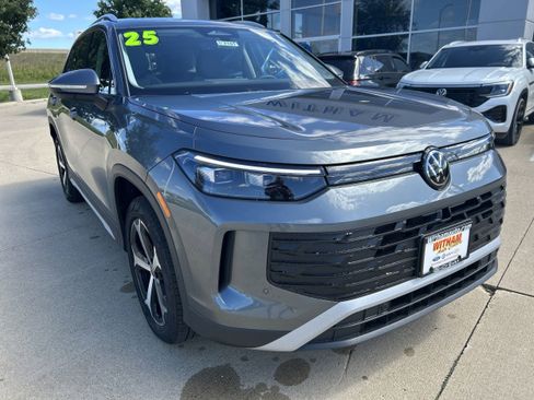 New 2025 Volkswagen Tiguan SE image 2