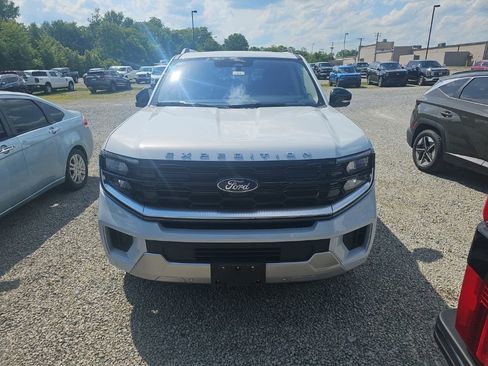 Used 2025 Ford Expedition Platinum AWD/4WD image 2