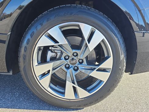 Used 2022 Audi e-tron Premium w/ Convenience Plus Package image 32