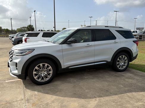 Used 2026 Ford Explorer Platinum RWD image 4