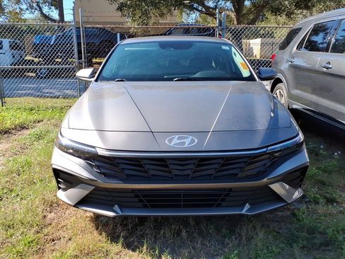 Used 2024 Hyundai Elantra SEL image 2