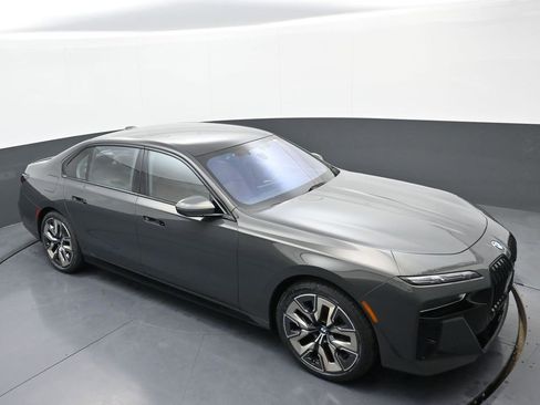 Used 2023 BMW 760i xDrive w/ Executive Package image 33