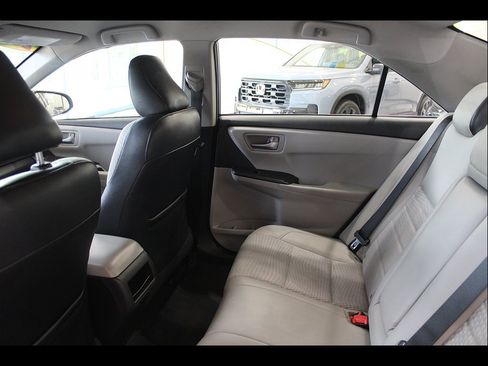 Used 2015 Toyota Camry SE FWD image 16