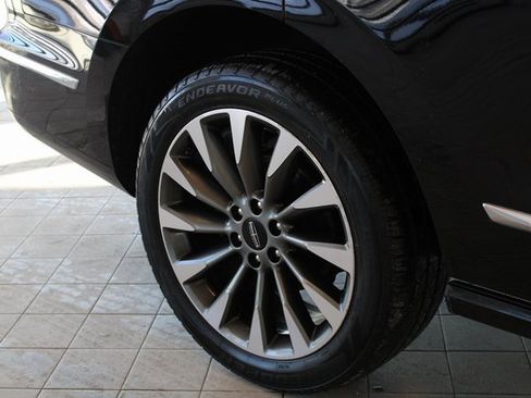 Used 2019 Lincoln Navigator Select image 28