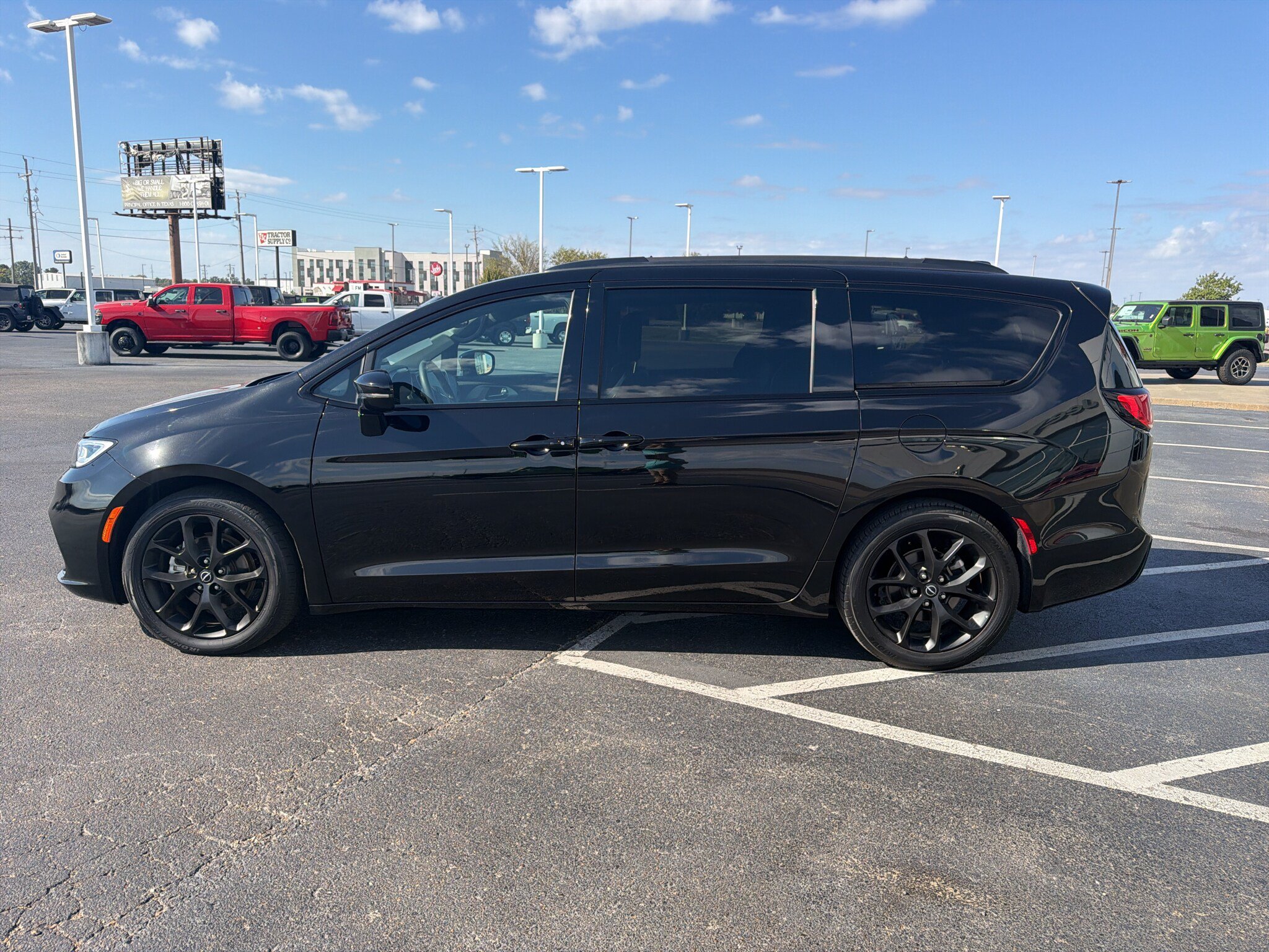 Used 2025 Chrysler Pacifica Limited FWD image 8