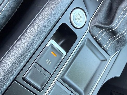 Used 2021 Volkswagen Atlas SE w/ Towing Package image 19