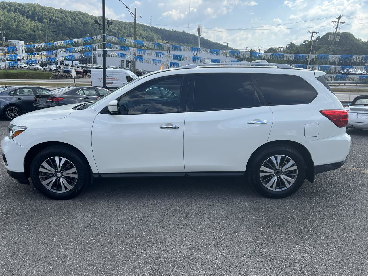 Used 2017 Nissan Pathfinder SV FWD image 4