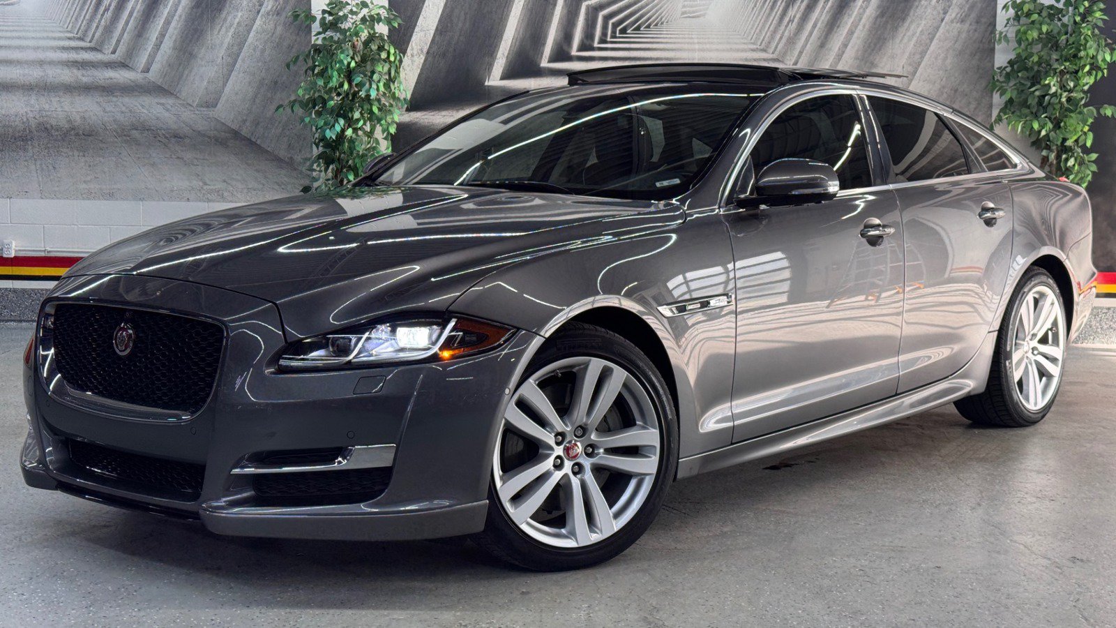 Used 2016 Jaguar XJ R-Sport AWD/4WD image 3
