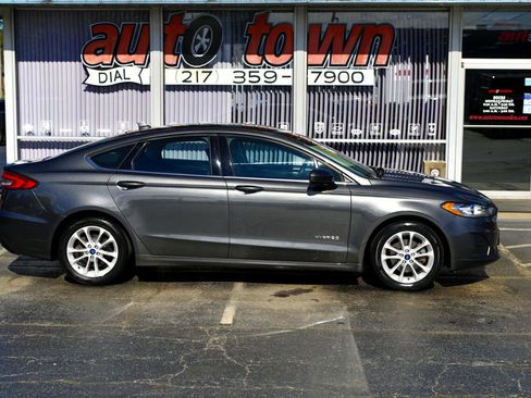 Used 2019 Ford Fusion SE image 16