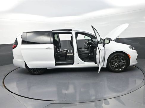 New 2026 Chrysler Pacifica Select image 32