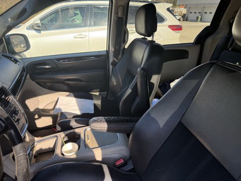 Used 2018 Dodge Grand Caravan SXT image 10