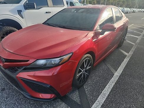 Used 2021 Toyota Camry SE image 2