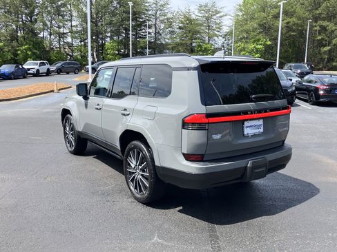 Used 2024 Lexus GX 550 w/ Accessory Package (2T) AWD/4WD image 8