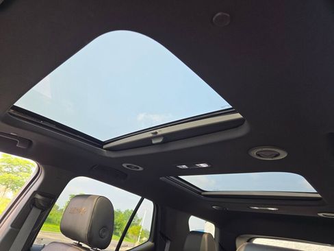Used 2023 Chevrolet Traverse High Country image 28