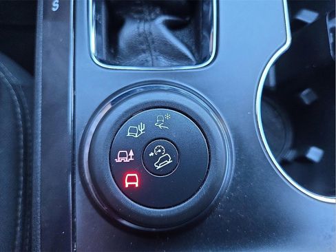 Used 2019 Ford Explorer XLT image 17