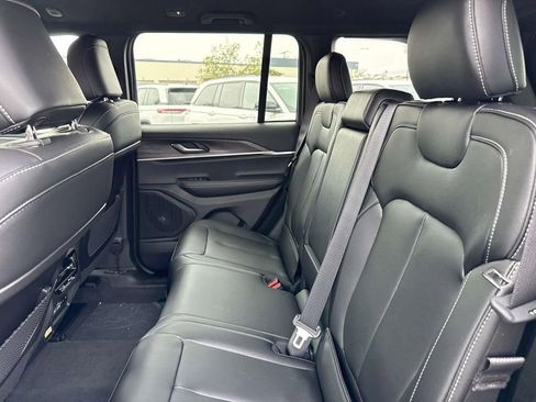 New 2025 Jeep Grand Cherokee Limited w/ Black Appearance Package image 18