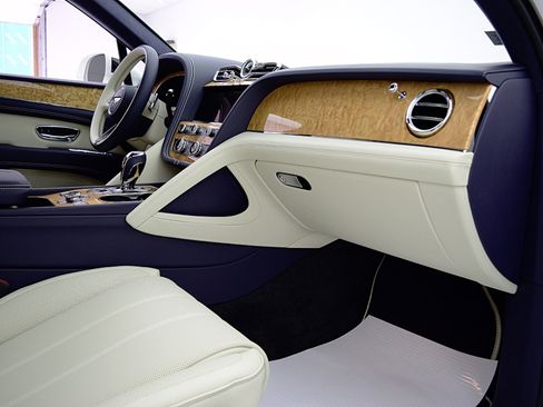 New 2025 Bentley Bentayga Plug-In Hybrid image 39