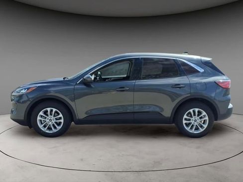 Used 2020 Ford Escape SE image 2