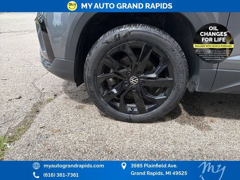 Used 2023 Volkswagen Taos SE w/ Panoramic Sunroof Package AWD/4WD image 30