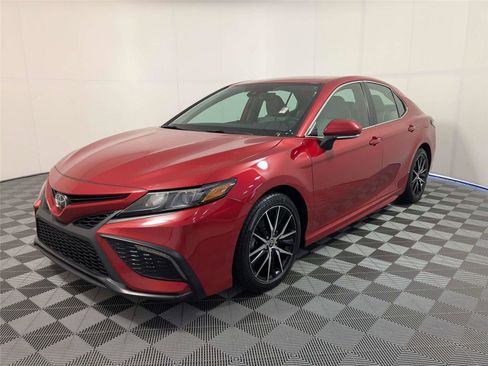 Used 2023 Toyota Camry SE image 2