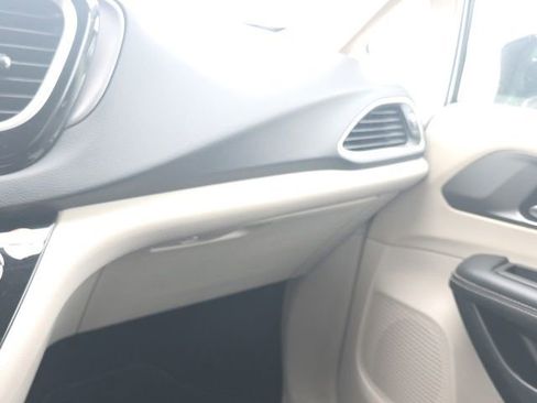 Used 2024 Chrysler Pacifica Touring-L FWD image 19