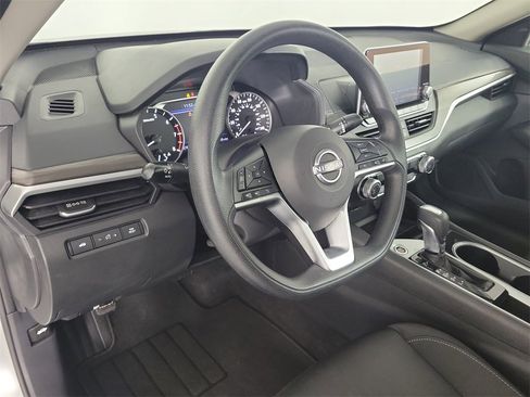 Used 2024 Nissan Altima 2.5 SV image 15