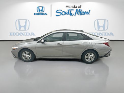 Used 2024 Hyundai Elantra SE FWD image 4