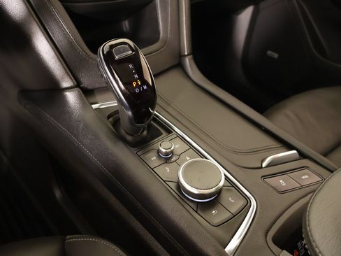 Used 2025 Cadillac XT6 Premium Luxury w/ Technology Package FWD image 8