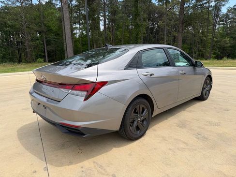 Used 2021 Hyundai Elantra SEL w/ Cargo Package FWD image 5