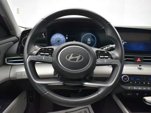 Used 2025 Hyundai Elantra Limited image 19