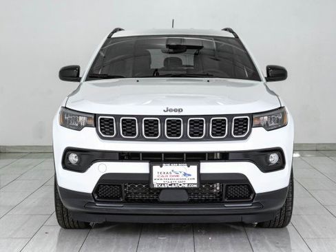 Used 2024 Jeep Compass Latitude AWD/4WD image 3
