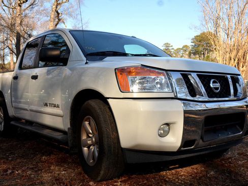 Used 2014 Nissan Titan SV w/ SV Value Truck Package image 9