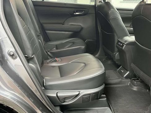 Used 2023 Toyota Highlander XLE AWD/4WD image 24