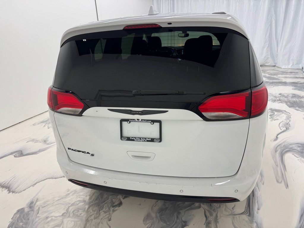 Used 2020 Chrysler Pacifica Touring w/ S Appearance Package FWD image 7