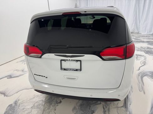 Used 2020 Chrysler Pacifica Touring w/ S Appearance Package FWD image 7