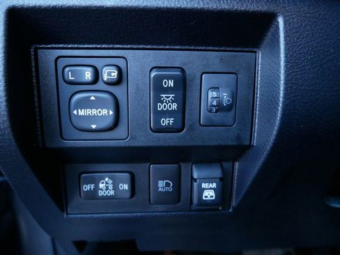 Used 2021 Toyota Tundra 4x4 CrewMax image 12