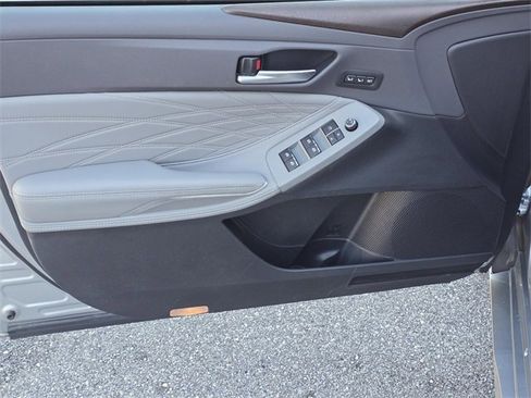 Used 2019 Toyota Avalon Limited image 30