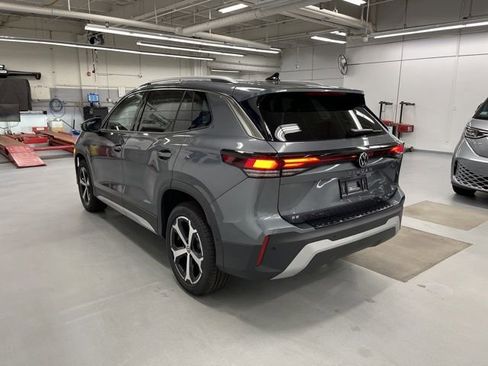 New 2025 Volkswagen Tiguan SE image 2