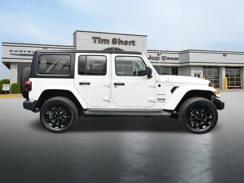 Used 2022 Jeep Wrangler Unlimited Sahara w/ Cold Weather Group AWD/4WD image 6
