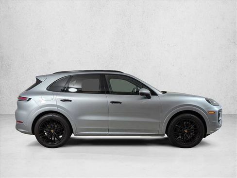 Used 2025 Porsche Cayenne image 8