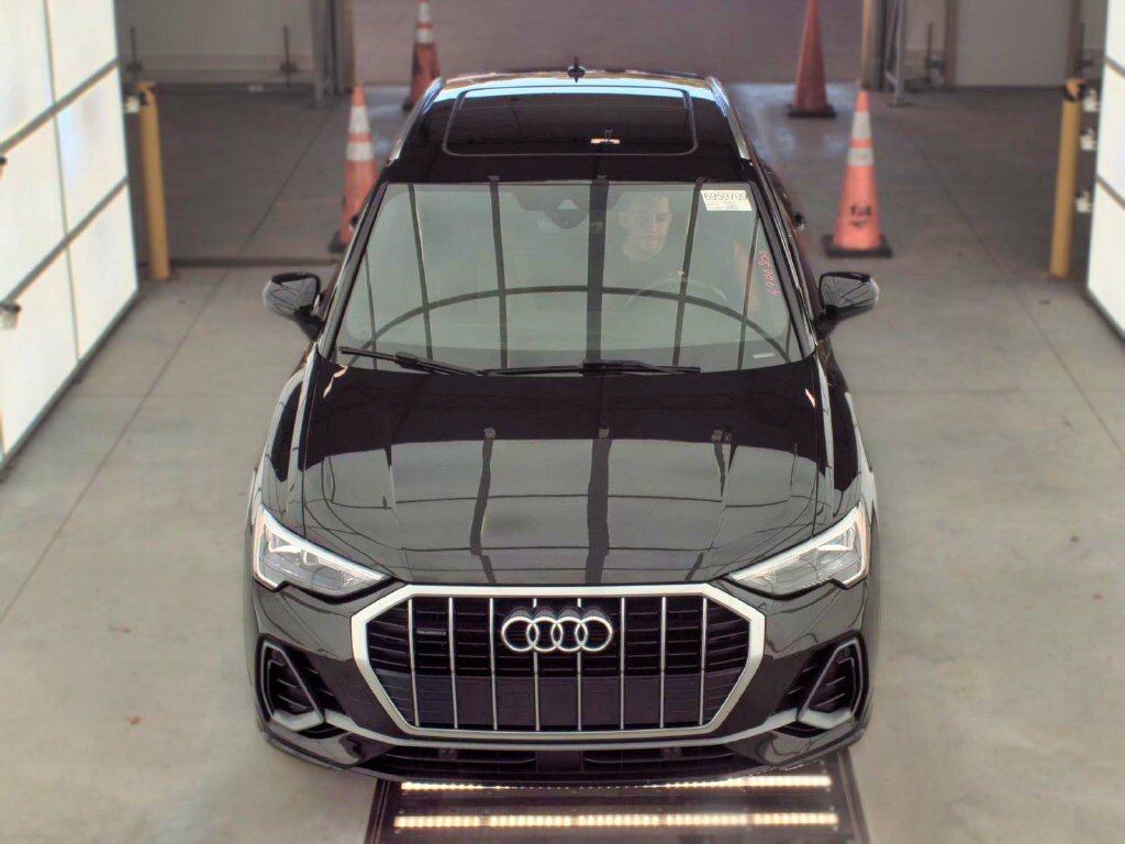 Used 2020 Audi Q3 2.0T Premium w/ Convenience Package AWD/4WD image 3