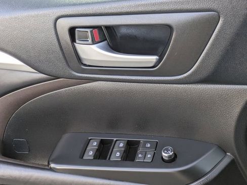 Used 2018 Toyota Highlander XLE image 24