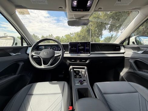 Used 2025 Volkswagen Tiguan SE FWD image 18
