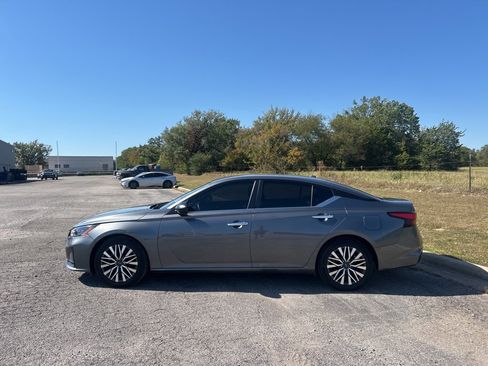 Used 2024 Nissan Altima 2.5 SV image 9