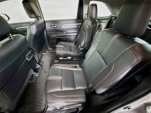 Used 2019 Toyota Highlander SE image 25