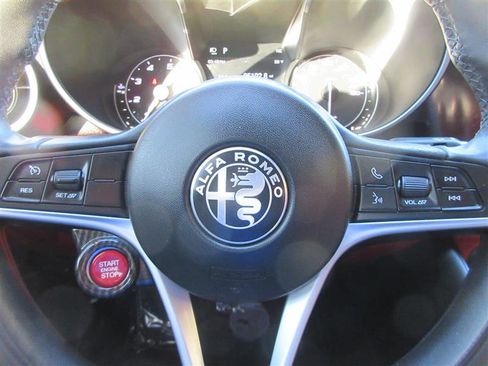 Used 2019 Alfa Romeo Giulia AWD image 13