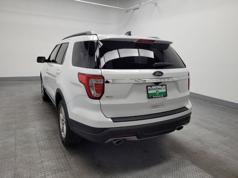 Used 2018 Ford Explorer XLT image 5
