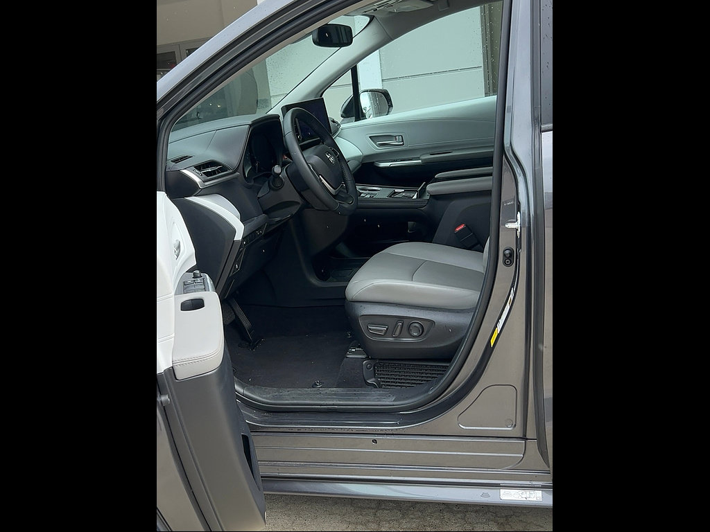 Used 2025 Toyota Sienna XLE FWD image 13