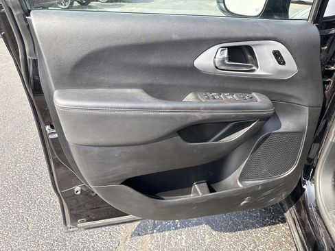 Used 2025 Chrysler Pacifica Limited FWD image 11