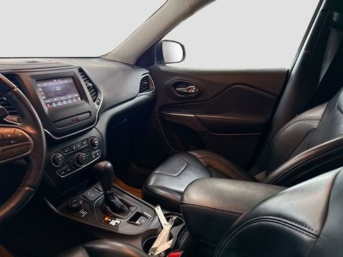 Used 2019 Jeep Cherokee Latitude Plus AWD/4WD image 22